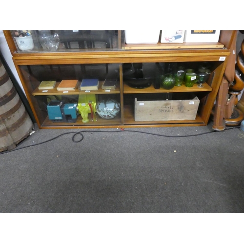 121 - A vintage bookcase with glass sliding doors, measuring 153x65x33cm.