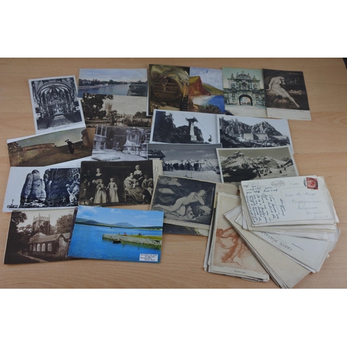 23 - A collection of vintage postcards.