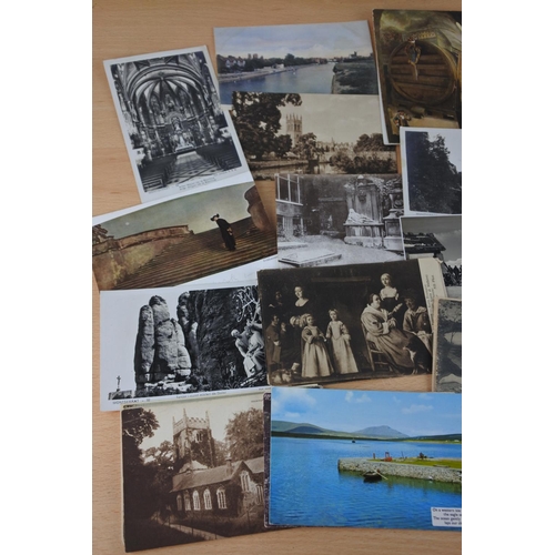 23 - A collection of vintage postcards.