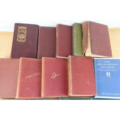 92 - A set of four Chatto & Windus vintage books to include Queen Victoria, The Spanish Farm, Delina Dela... 