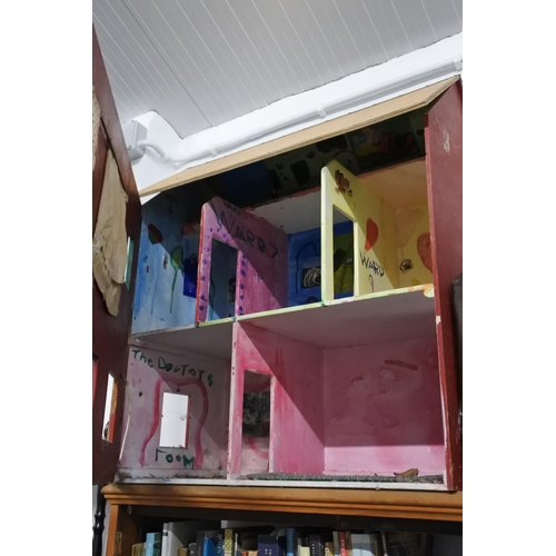 250 - A large handmade dolls house. Approx 80x72cm.