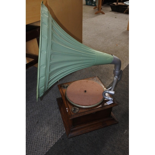 272 - A stunning antique oak gramophone case and horn. Approx 70cm tall.