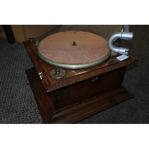 272 - A stunning antique oak gramophone case and horn. Approx 70cm tall.