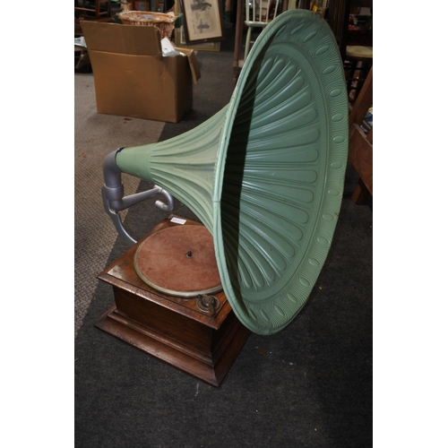 272 - A stunning antique oak gramophone case and horn. Approx 70cm tall.