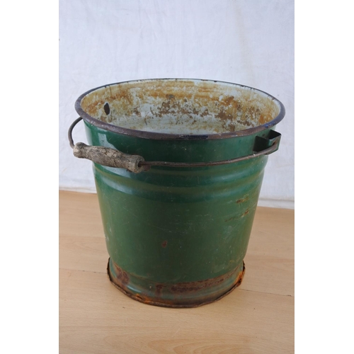 286 - A vintage green enamel water bucket.