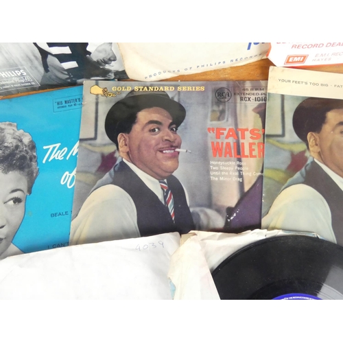 366 - A lot of vintage 45's to include Vince Hill, Tony Bennett, Frankie Vaughan and more.