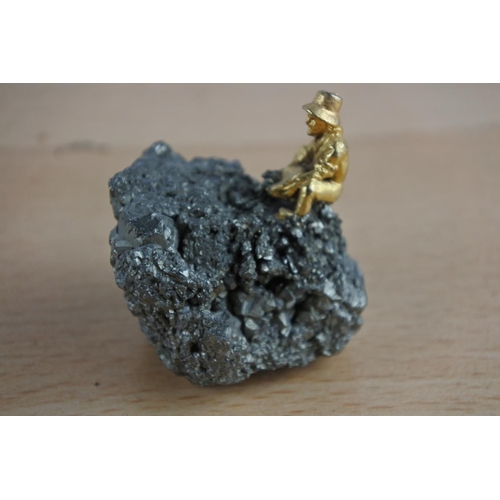 426 - An unusual gold panner on fool's gold figure