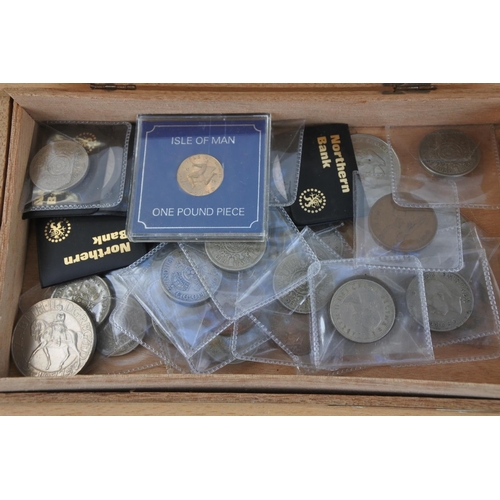 432 - A Henri Wintermans cigar box and a lot of assorted coinage, all in presentation wallets.