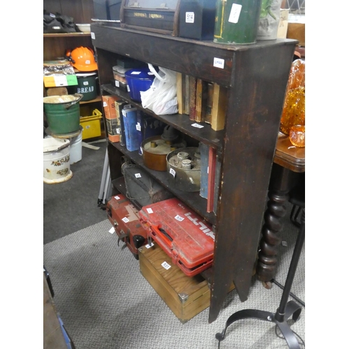 518 - An oak bookcase. Approx 108x95cm.