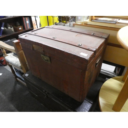 540 - An antique storage trunk. Approx  43x60cm.