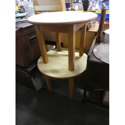 542 - A pair of vintage circular topped coffee tables.  Approx 45x60cm.