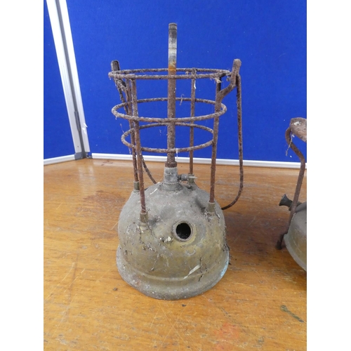 544 - An vintage tilley oil lamp base and a vintage primus stove for restoration.