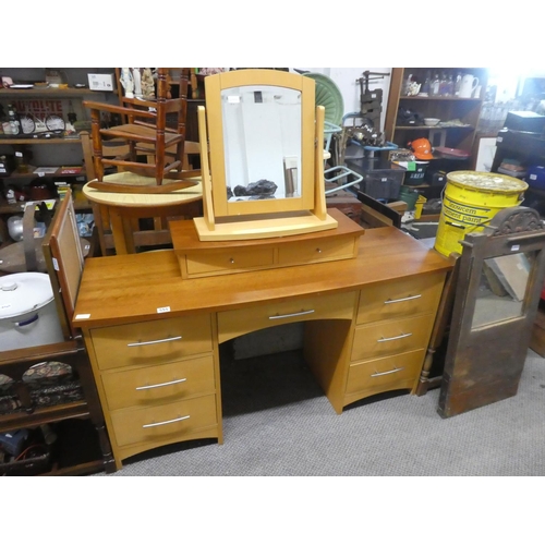 555 - A dressing table with cheval mirror.  Approx  72x140cm.