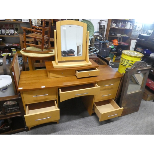 555 - A dressing table with cheval mirror.  Approx  72x140cm.