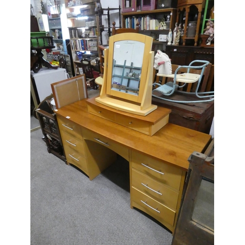 555 - A dressing table with cheval mirror.  Approx  72x140cm.