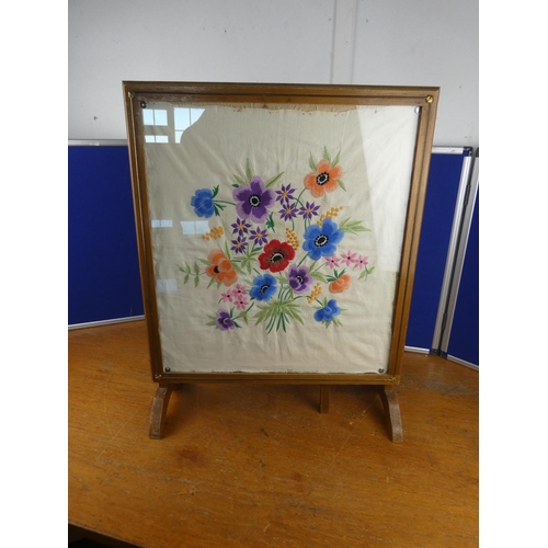 557 - A vintage firescreen with tapestry panel. Approx  54x49cm.