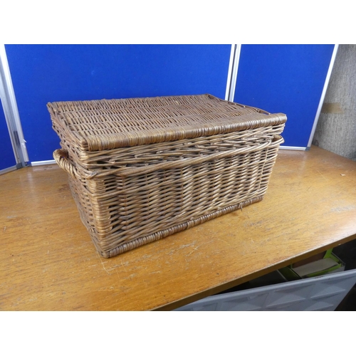 585 - A wicker storage/picnic basket.  Approx  26x56cm.