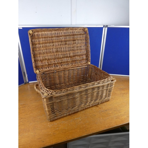 585 - A wicker storage/picnic basket.  Approx  26x56cm.