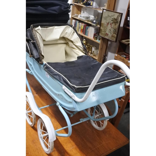 617 - A vintage doll's pram. Approx  70x85cm.