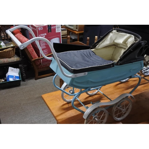 617 - A vintage doll's pram. Approx  70x85cm.