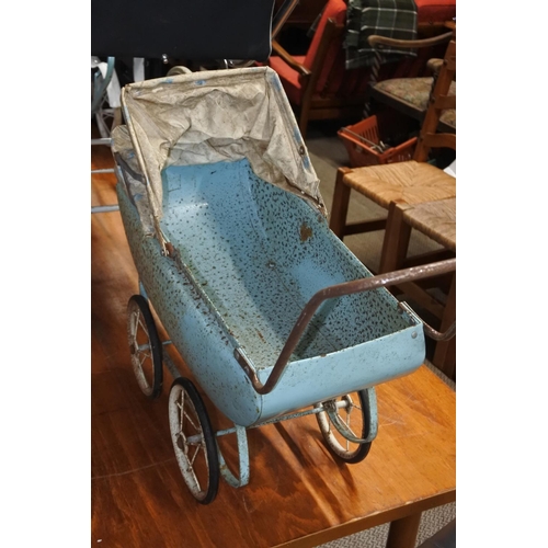 622 - A vintage Tri-ang doll's pram.  Approx  50x65cm.