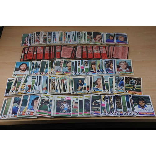 638 - A lot of vintage Topps football cards to include George Best, Leeds, Nottingham Forest, Chelsea, Der... 