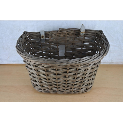 646 - A vintage wicker basket for a bicycle. Approx  21x36cm.