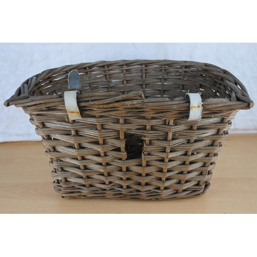 646 - A vintage wicker basket for a bicycle. Approx  21x36cm.