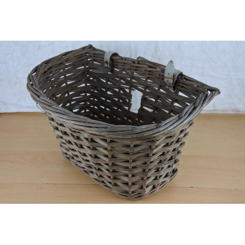 646 - A vintage wicker basket for a bicycle. Approx  21x36cm.