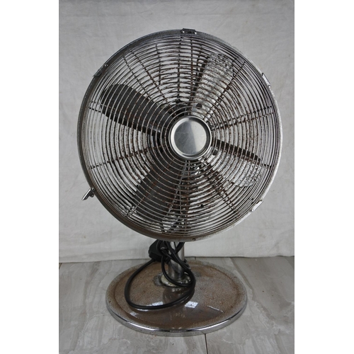 738 - A vintage table top electric fan.