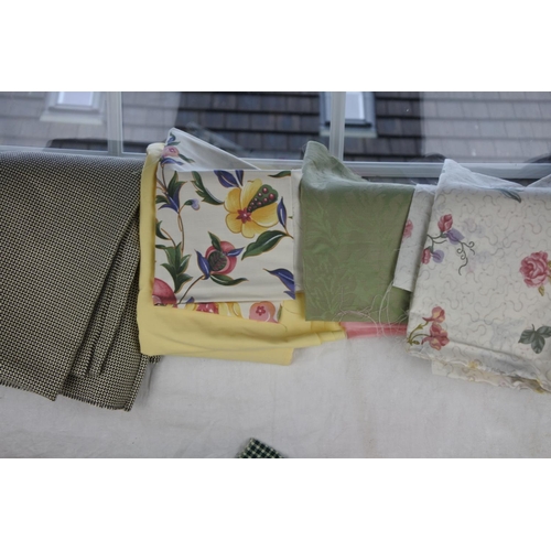 749 - An assorted lot of vintage fabric, knitting needles and more.