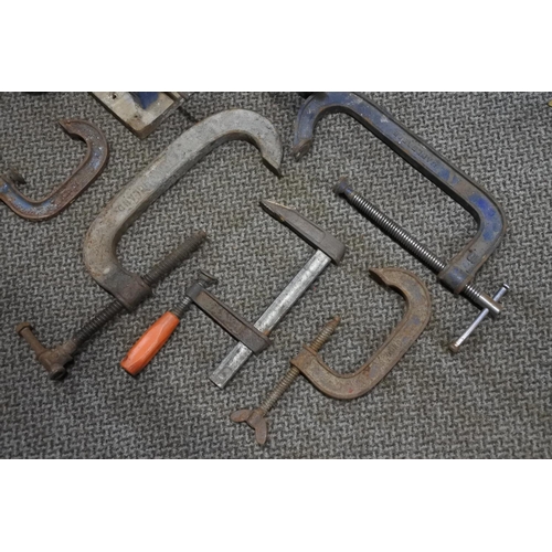 781 - A job lot of tools to include a Malleable wood clamp no 10, an angle saw and more.