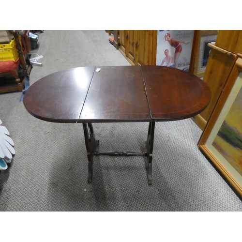 816 - A small mahogany dropleaf table. approx 53cm tall.