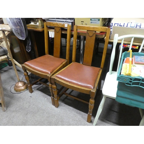 870 - A pair of vintage upholstered chairs.