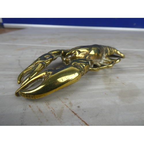 900 - A stunning brass lobster and a brass bell with no ringer.