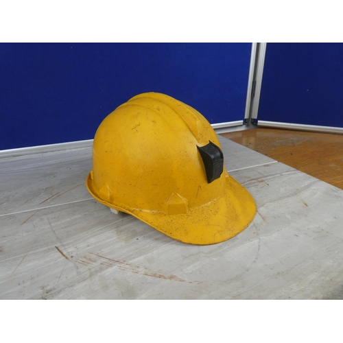 865 - A workman's hardhat.