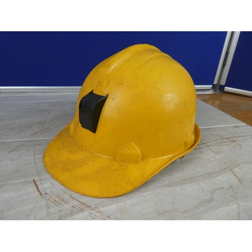 865 - A workman's hardhat.