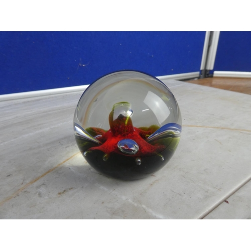 896 - A stunning glass paperweight.