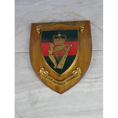 926 - A wooden shield wall plaque '5th (Co Londonderry) Bn - Ulster Defence Regiment'. 18cm.