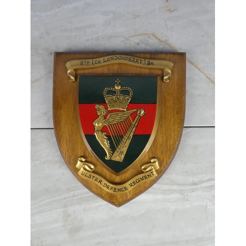 926 - A wooden shield wall plaque '5th (Co Londonderry) Bn - Ulster Defence Regiment'. 18cm.