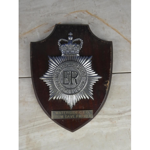 930 - A wooden shield wall plaque 'Nottinghamshire Constabulary - Waterside CID from Dave Parker'. 17cm.