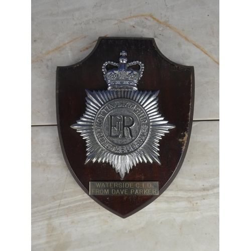 930 - A wooden shield wall plaque 'Nottinghamshire Constabulary - Waterside CID from Dave Parker'. 17cm.