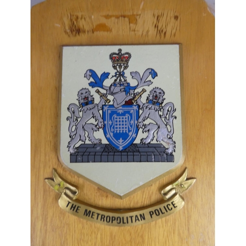 931 - A wooden shield wall plaque 'The Metropolitan Police'. 24cm.