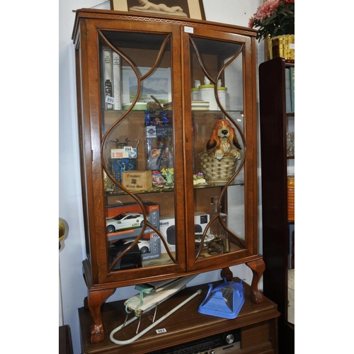 1005 - A vintage two door china cabinet on claw and ball feet. approx 120x75x30cm.