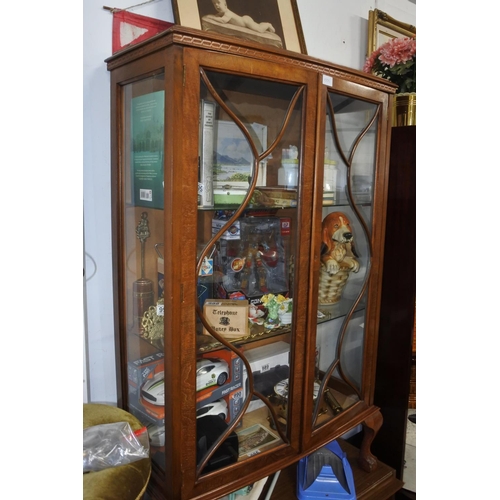 1005 - A vintage two door china cabinet on claw and ball feet. approx 120x75x30cm.