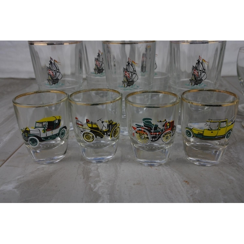 1017 - A lot of vintage glasses with various images.