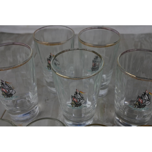 1017 - A lot of vintage glasses with various images.