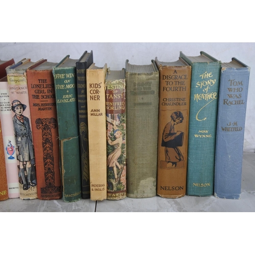 1019 - A lot of vintage children's books to include 'Go Ahead Secret Seven' by Enid Blyton.