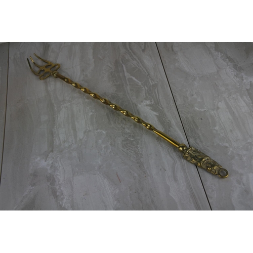 991 - A vintage brass toasting fork.