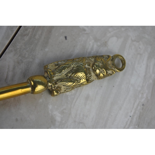 991 - A vintage brass toasting fork.